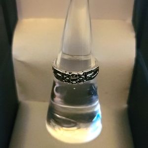 4/25 Size 6 Silver Cute Ring